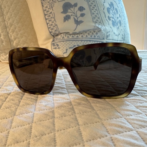CHANEL tortoise square frame sunglasses main image 5